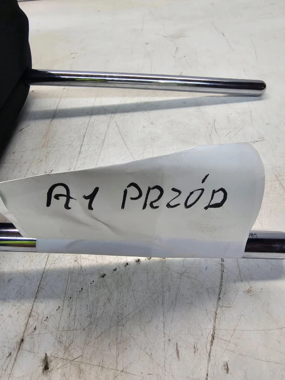 ZAGŁÓWEK FOTELA PRAWY LEWY PRZÓD AUDI A1 8X CZARNY