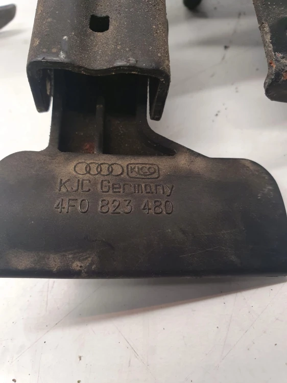 ZAMEK MASKI RYGIEL AUDI A6 C6 4F0823480