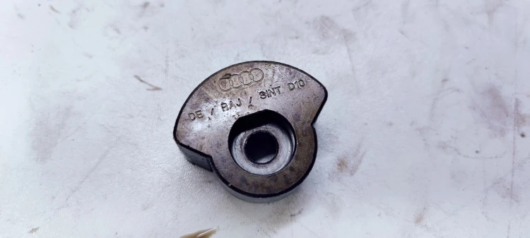 KÓŁKO BALANSUJĄCE AUDI A6 C6 2.4 BDW 06E103332C