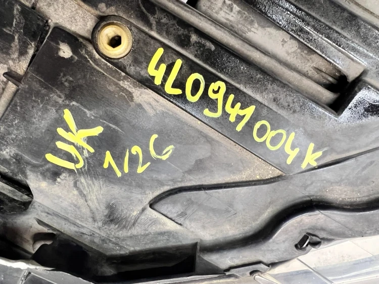 REFLEKTOR PRAWY ZWYKŁY AUDI Q7 4L 4L0941004K UK 1/26 VALEO