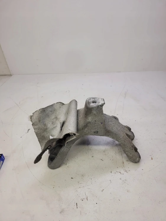 ŁAPA SILNIKA PRAWA AUDI A4 B8 A5 Q5 8K0199308EE
