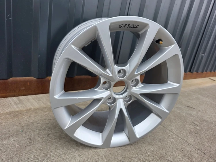 FELGA ALUMINIOWA AUDI A3 S3 8Y VW SEAT 8.0J R17 ET46 8Y0601025CC S23/26