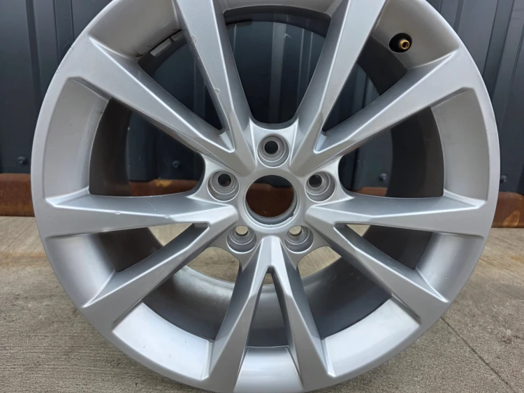 FELGA ALUMINIOWA AUDI A3 S3 8Y VW SEAT 8.0J R17 ET46 8Y0601025CC S23/26