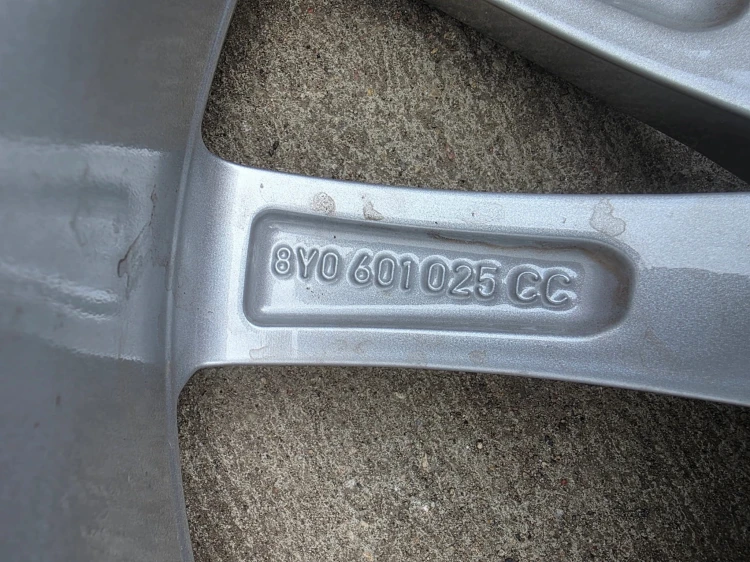 FELGA ALUMINIOWA AUDI A3 S3 8Y VW SEAT 8.0J R17 ET46 8Y0601025CC S23/26