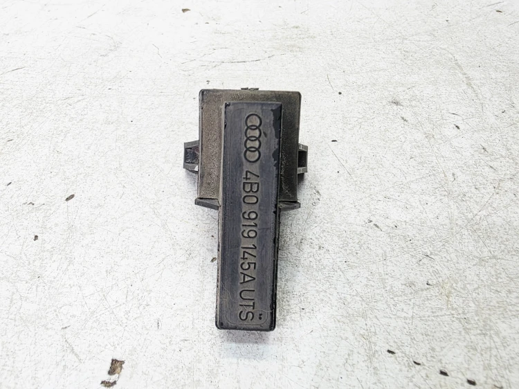 WZMACNIACZ ANTENOWY ODBIORNIK ZEGARA AUDI 4B0919145A
