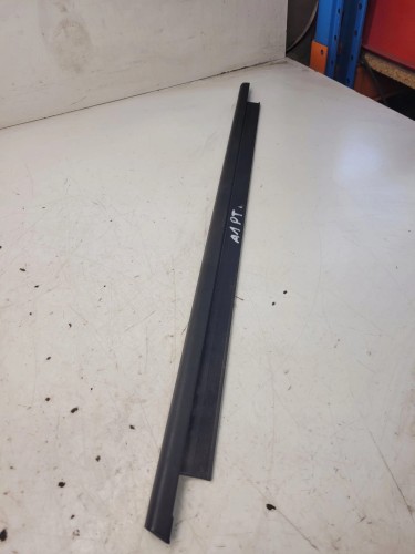 LISTWA MAT DRZWI PRAWY TYŁ AUDI A1 8X4839478
