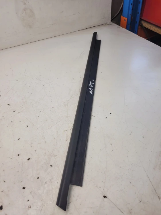LISTWA MAT DRZWI PRAWY TYŁ AUDI A1 8X4839478
