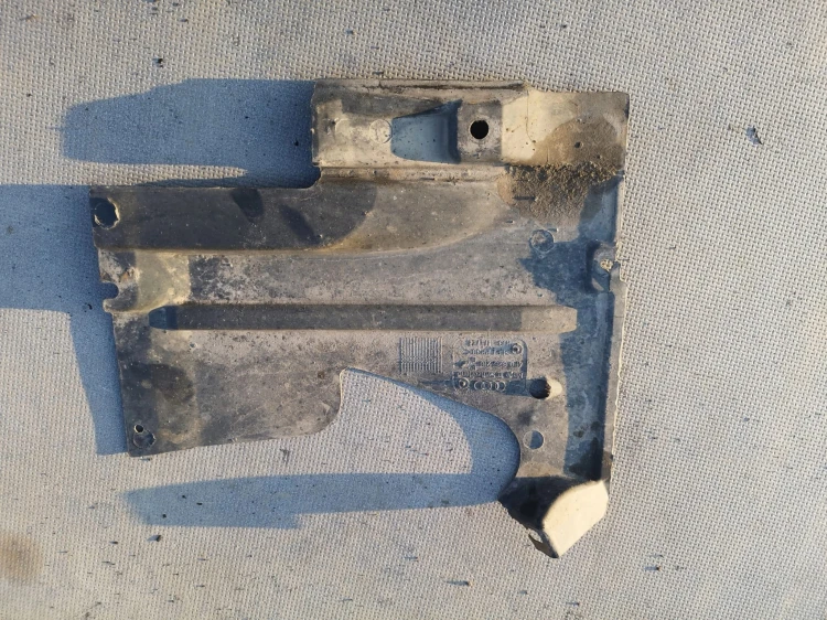 OSŁONA PŁYTA PODWOZIA AUDI A6 C6 PRAWA 4F0825216E