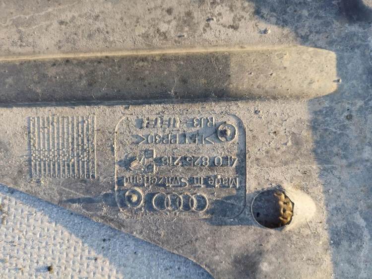 OSŁONA PŁYTA PODWOZIA AUDI A6 C6 PRAWA 4F0825216E