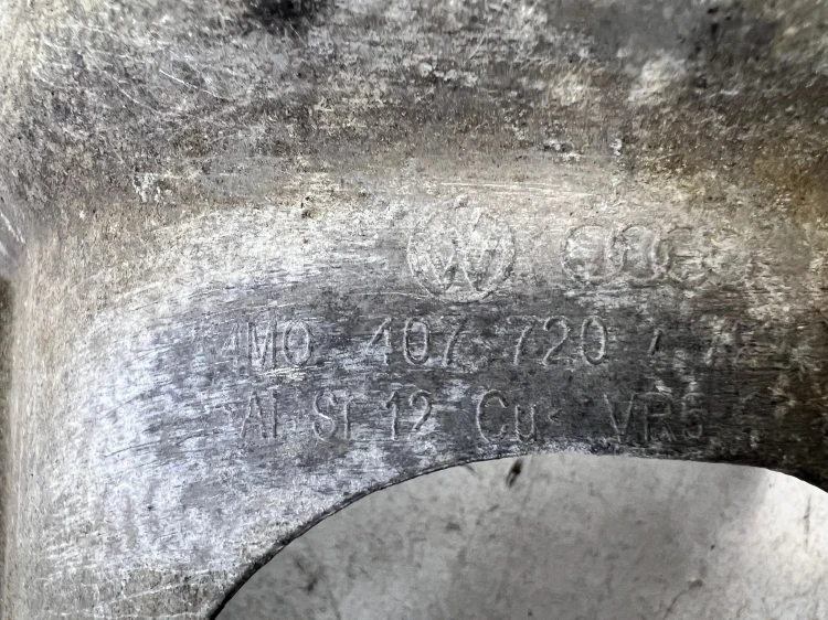 OSŁONA PÓŁOSI AUDI Q7 4M 4M0407720