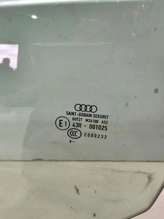 SZYBA BOCZNA DRZWI LEWY PRZÓD AUDI A3 8P 5-DRZWI 2009R 8P4
