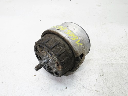 PODUSZKA ŁAPA SILNIKA LEWA BEZ CZUJNIKA AUDI A6 C6 2.4 BDW 4F0199379K