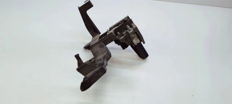 UCHWYT SKRZYNKI BEZPIECZNIKÓW AUDI A1 6R0915343C