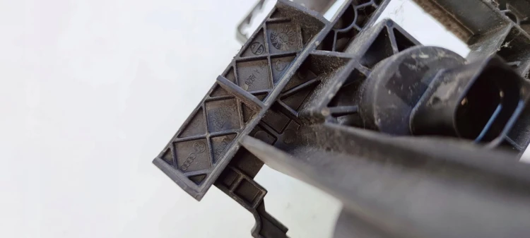 UCHWYT SKRZYNKI BEZPIECZNIKÓW AUDI A1 6R0915343C