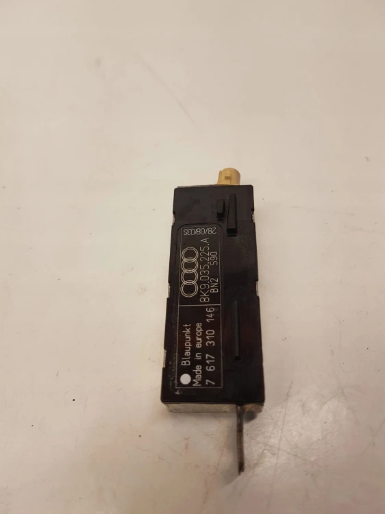 WZMACNIACZ ANTENOWY AUDI A4 B8 A5 Q5 8K9035225A