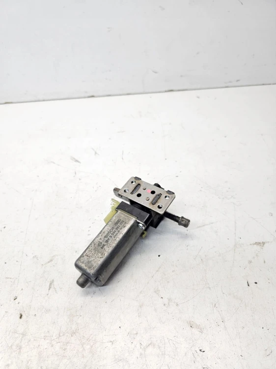 SILNICZEK REGULACJI FOTELA AUDI A6 C6 0390203220