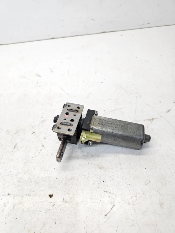 SILNICZEK REGULACJI FOTELA AUDI A6 C6 0390203220