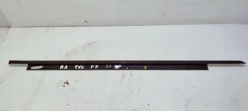 LISTWA ZGARNIAJĄCA PRAWY PRZÓD AUDI A1 8X4837478