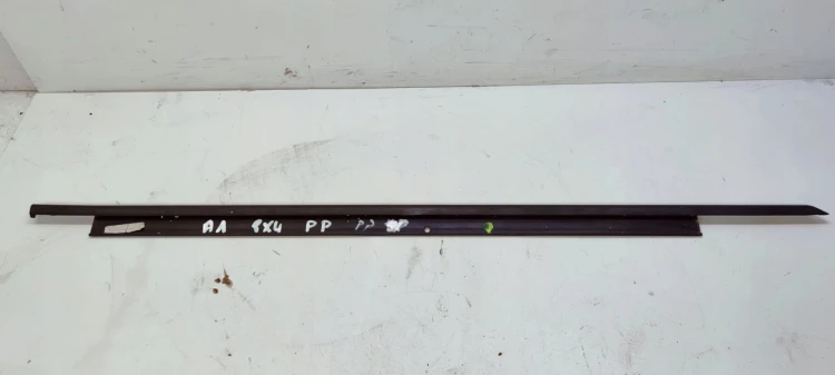 LISTWA ZGARNIAJĄCA PRAWY PRZÓD AUDI A1 8X4837478