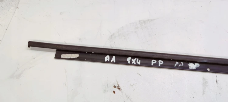 LISTWA ZGARNIAJĄCA PRAWY PRZÓD AUDI A1 8X4837478