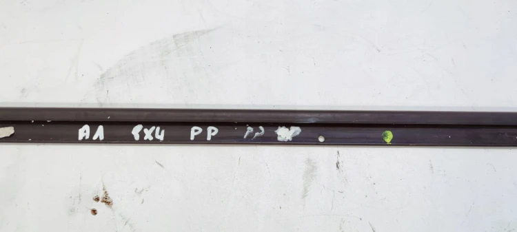 LISTWA ZGARNIAJĄCA PRAWY PRZÓD AUDI A1 8X4837478