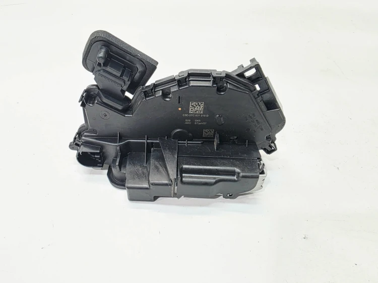ZAMEK DRZWI PRAWY PRZÓD AUDI A3 8Y VOLKSWAGEN SEAT SKODA 5TC837016D