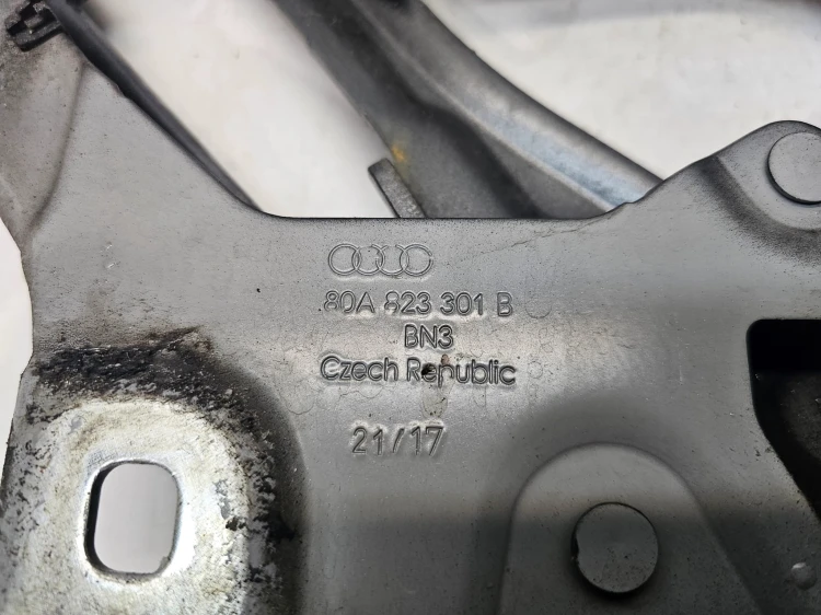 ZAWIAS MASKI LEWY AUDI Q5 80A FY 80A823301B