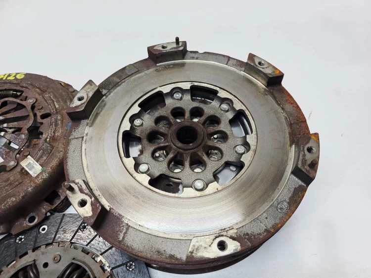 KOŁO DWUMASOWE SPRZĘGŁO AUDI A4 B8 A5 Q5 3.0 TDI 0B4105266H 7/26