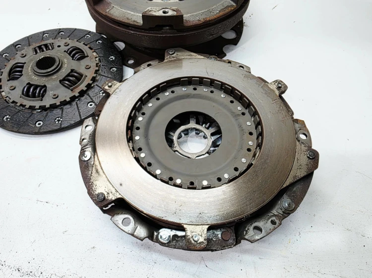 KOŁO DWUMASOWE SPRZĘGŁO AUDI A4 B8 A5 Q5 3.0 TDI 0B4105266H 7/26
