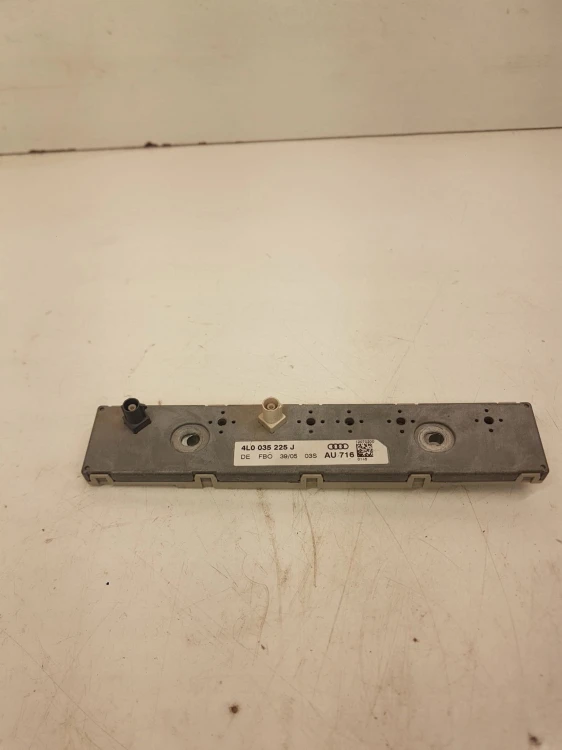 WZMACNIACZ ANTENOWY AUDI Q7 4L0035225J