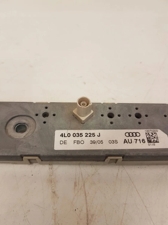 WZMACNIACZ ANTENOWY AUDI Q7 4L0035225J