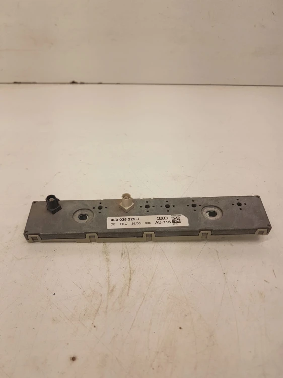 WZMACNIACZ ANTENOWY AUDI Q7 4L0035225J