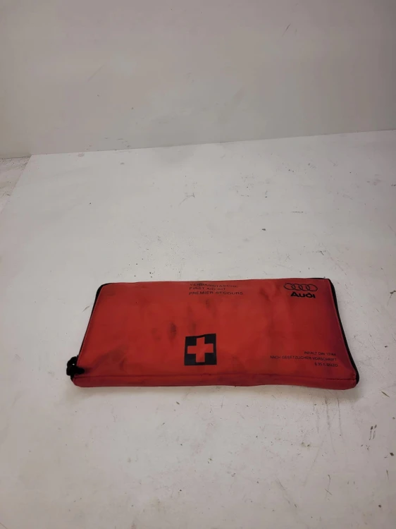 APTECZKA PIERWSZEJ POMOCY A4 B8 A5 Q5 8K0860282