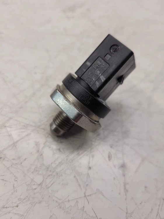 CZUJNIK CIŚNIENIA PALIWA AUDI VW SEAT 06H906051F