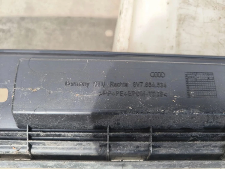 LISTWA PROGOWA MOCOWANIE LISTWY S LINE A3 8V CABRIO PRAWA 8V7854536