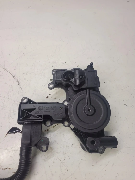 ODDZIELACZ OLEJU AUDI A4 A5 A6 VW 06H103495E