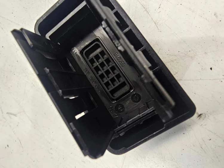 OSŁONA ZAŚLEPKA WTYCZKI MMI AUDI VW SEAT 4H0035909