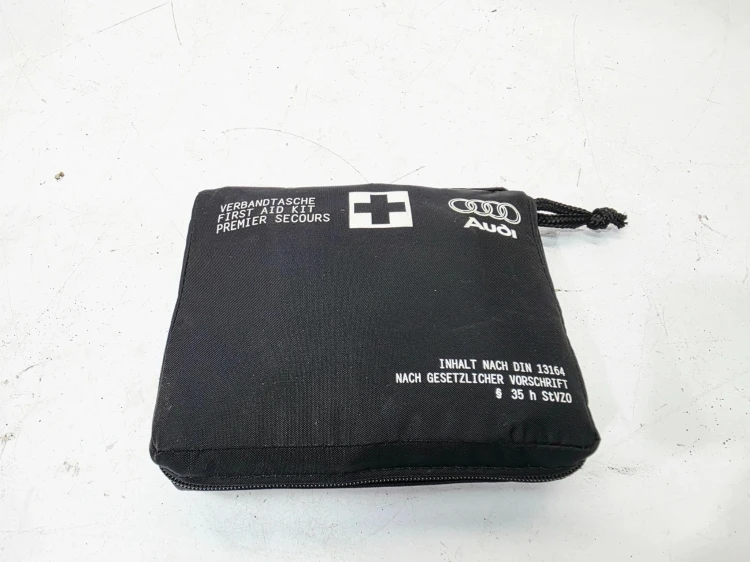 APTECZKA PIERWSZEJ POMOCY AUDI A4 B9 A5 8W0860282B