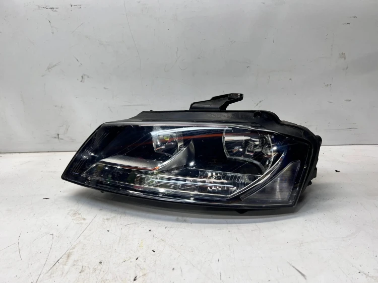 REFLEKTOR LAMPA LEWY PRZÓD AUDI A3 8P 8P0941003 UK ZAMIENNIK