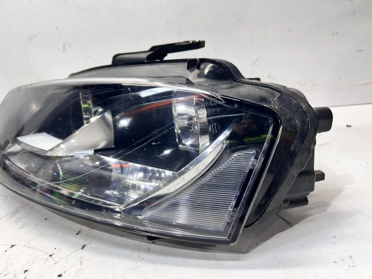 REFLEKTOR LAMPA LEWY PRZÓD AUDI A3 8P 8P0941003 UK ZAMIENNIK