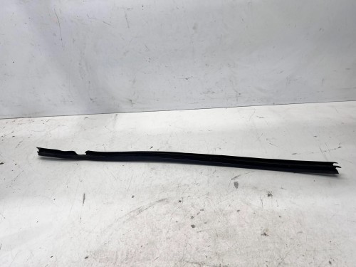 LISTWA ZGARNIAJĄCA SZYBY PRAWY PRZÓD AUDI Q7 4M 4M0837480