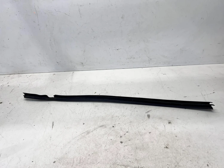 LISTWA ZGARNIAJĄCA SZYBY PRAWY PRZÓD AUDI Q7 4M 4M0837480