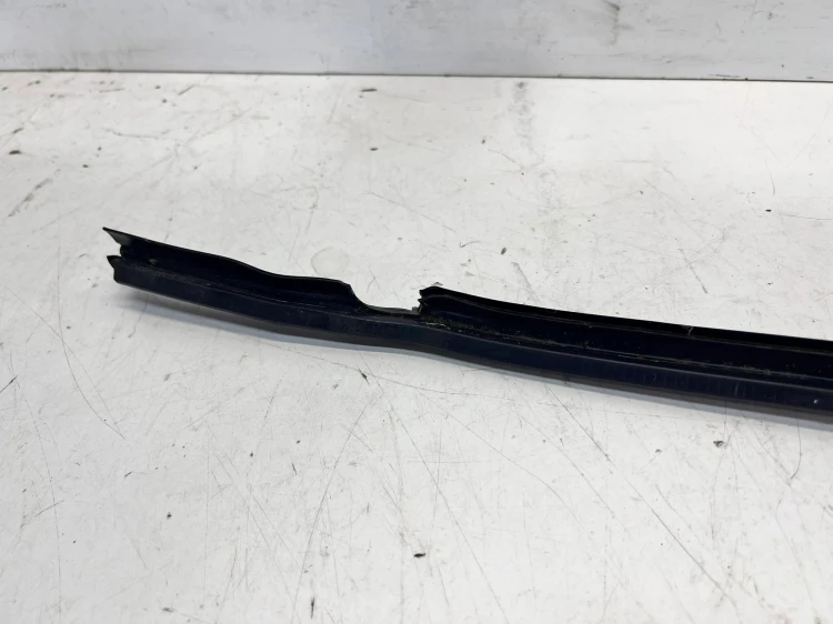 LISTWA ZGARNIAJĄCA SZYBY PRAWY PRZÓD AUDI Q7 4M 4M0837480