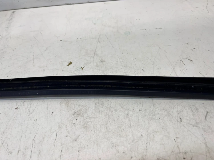 LISTWA ZGARNIAJĄCA SZYBY PRAWY PRZÓD AUDI Q7 4M 4M0837480