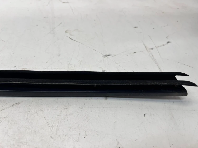 LISTWA ZGARNIAJĄCA SZYBY PRAWY PRZÓD AUDI Q7 4M 4M0837480