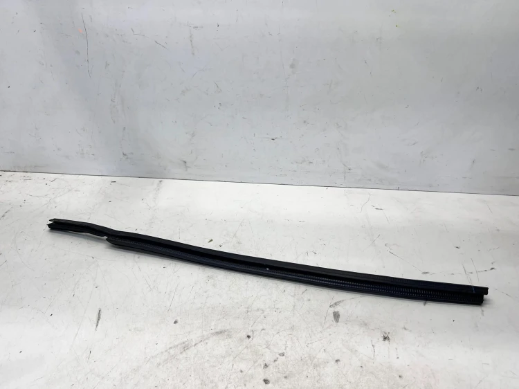 LISTWA ZGARNIAJĄCA SZYBY PRAWY PRZÓD AUDI Q7 4M 4M0837480