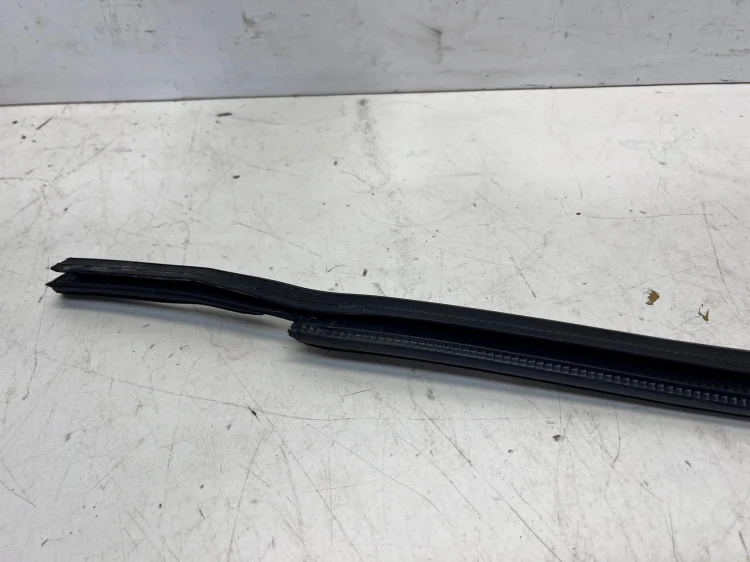 LISTWA ZGARNIAJĄCA SZYBY PRAWY PRZÓD AUDI Q7 4M 4M0837480