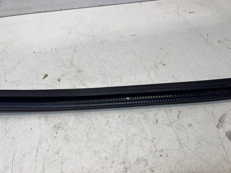 LISTWA ZGARNIAJĄCA SZYBY PRAWY PRZÓD AUDI Q7 4M 4M0837480
