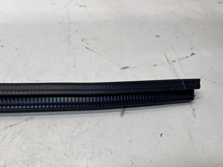 LISTWA ZGARNIAJĄCA SZYBY PRAWY PRZÓD AUDI Q7 4M 4M0837480