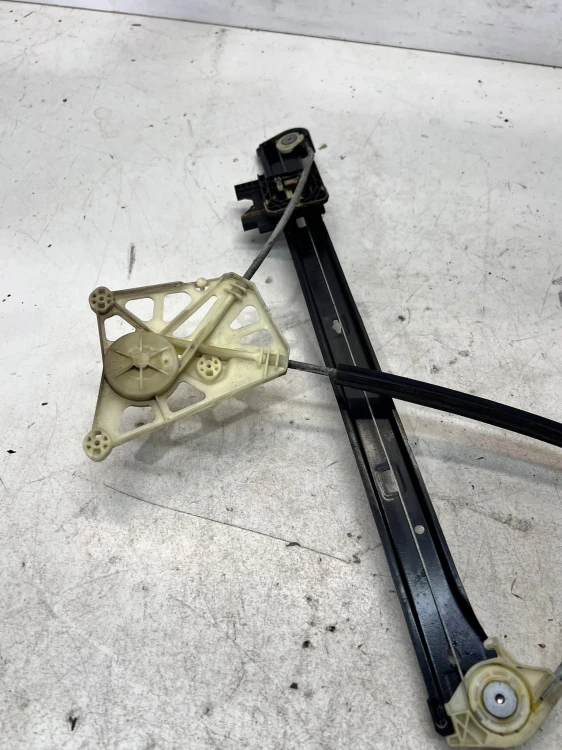 MECHANIZM PODNOSZENIA SZYBY PRAWY PRZÓD AUDI 4M0837462A